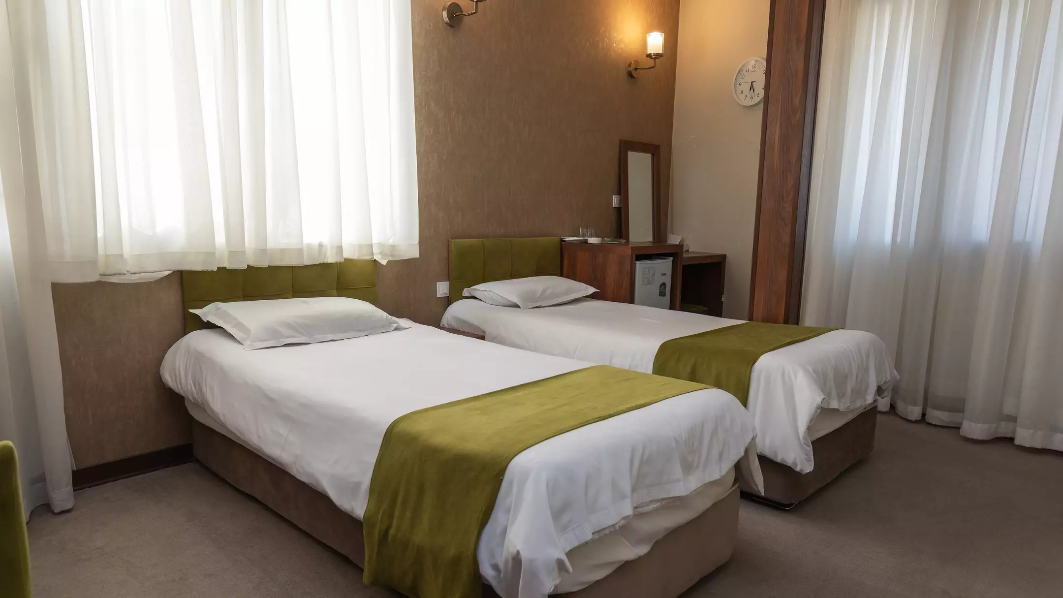 Alibaba https://cdn.alibaba.ir/ostorage/hotel-accommodation-images/674eb4dd10d0d5745be3d4c5_هتل مینو - اتاق دوتخته سینگل (1).webp